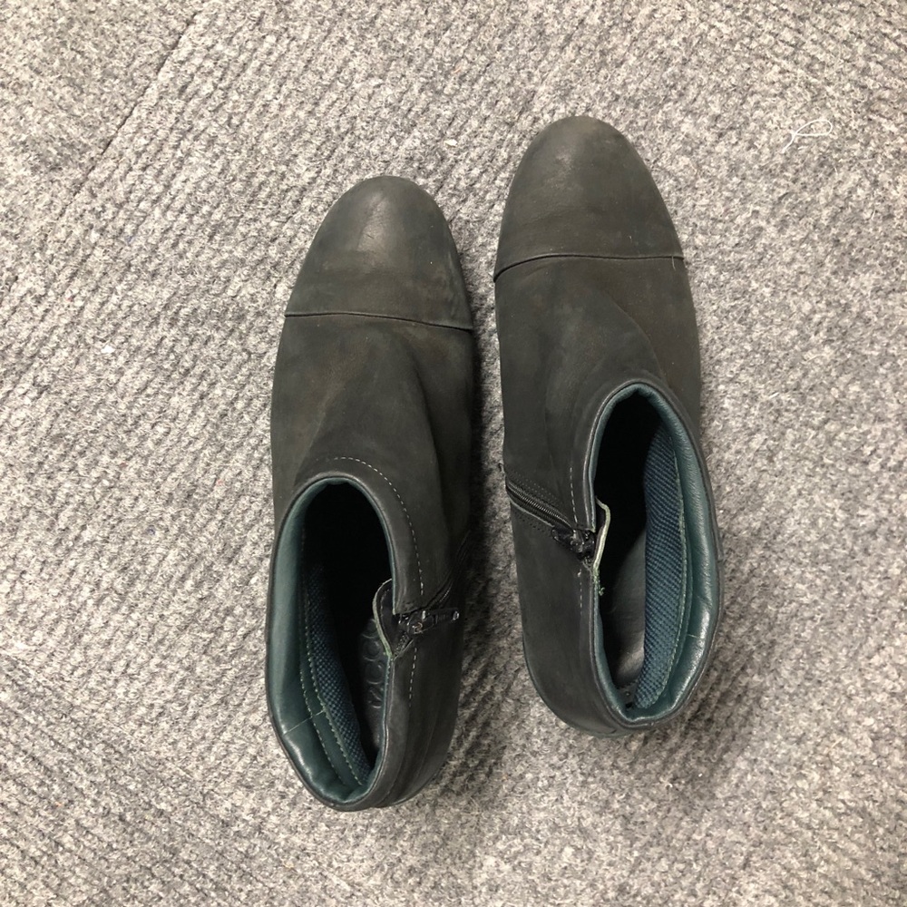 Ecco Chelsea black boots